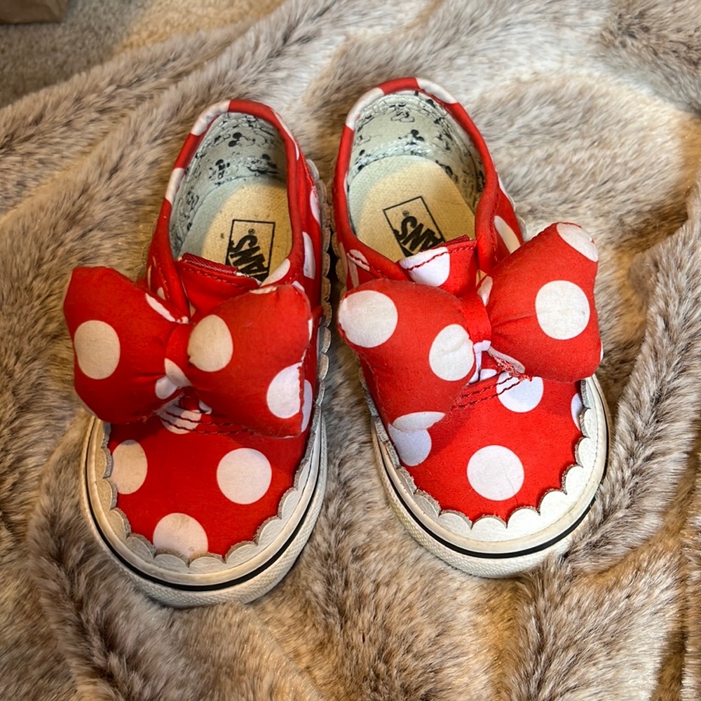 Minnie Mouse bow vans